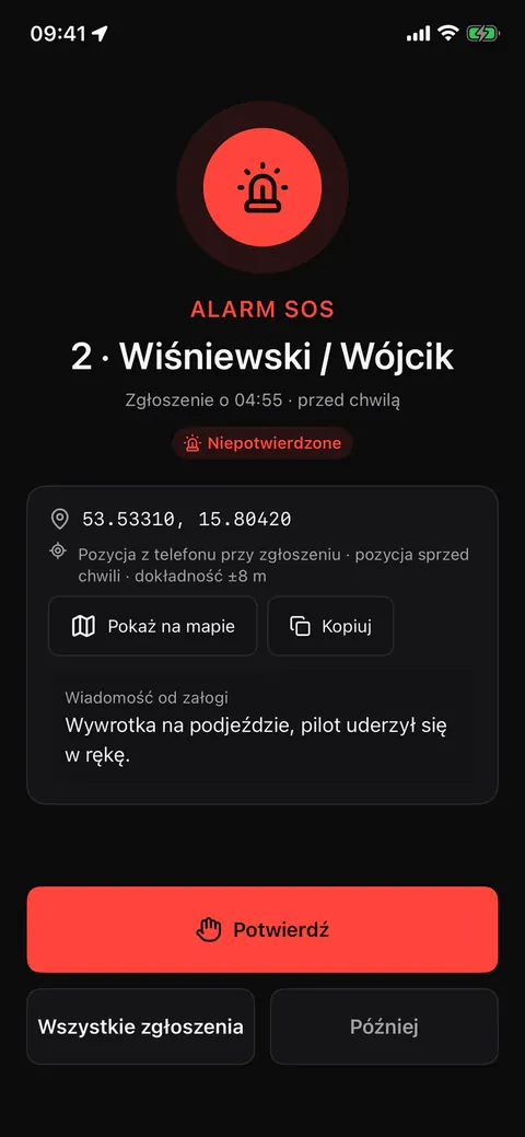 TRAXY Admin: alarm SOS na pełnym ekranie z numerem i nazwiskami załogi, pozycją, wiadomością od załogi i przyciskiem Potwierdź